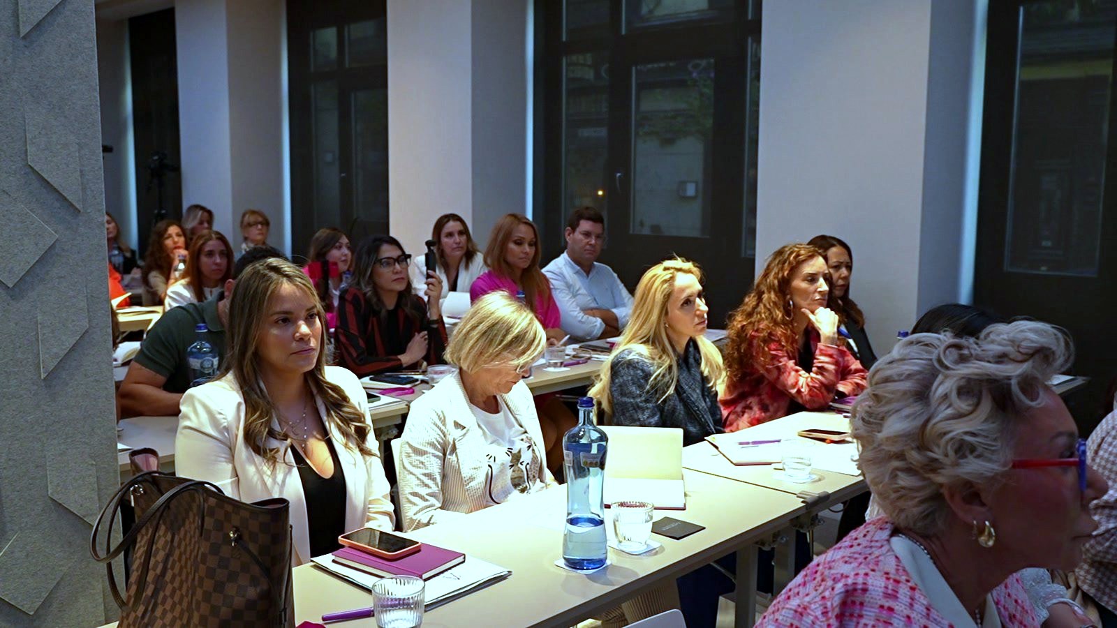 Asistentes atentos durante una ponencia